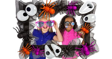 Make this photo prop for your Halloween party with items you can get at Dollar Tree! Halloween Photo Frames, Photo Prop Frame, Halloween Photo Props, Perfect Halloween Party, Halloween Photo Booth, Annual Halloween Party, Dollar Tree Halloween, Photo Frame Prop, Halloween Frames