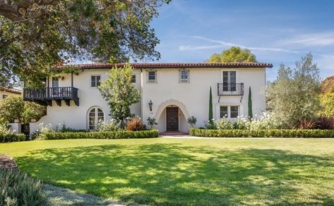 Spanish Moorish Architecture, Pasadena California Homes, 1920s Spanish Revival Home, Spanish Library, Modern Spanish Farmhouse, Colonial Renovation, Spanish Colonial Architecture, Mission Revival, Library Seating