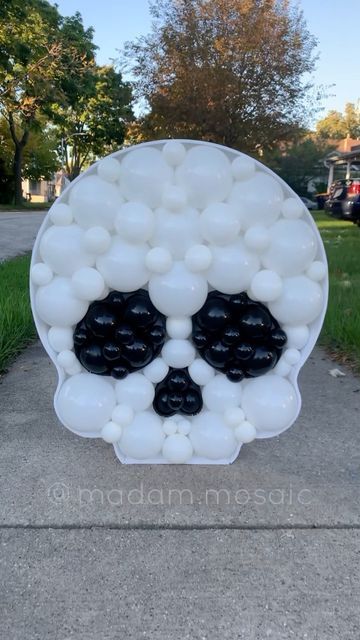 Skull Balloon Garland, Skeleton Themed Halloween Party, Skull Birthday Party Ideas, Skeleton Party Ideas, Skeleton Birthday Party, Skeleton Party Decorations, Skull Balloon, Skeleton Birthday, Skull Birthday