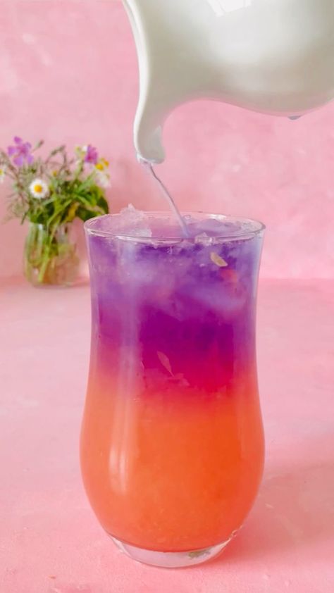 Passion Fruit Mojito, Drink Recipes Nonalcoholic, Colorful Drinks, Non Alcoholic Cocktails, Refreshing Drinks Recipes, Alcoholic Cocktails, Fruity Drinks, Boozy Drinks, Fancy Drinks