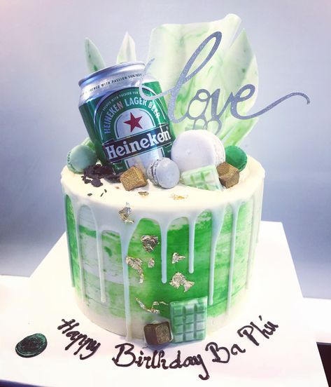 Henieken drip cake 40th Birthday Trip Ideas, Heineken Cake, Guy Cakes, Beer Themed Cake, Birthday Cake Beer, Drippy Cakes, Bd Cake, 50th Birthday Men, Tasty Cakes