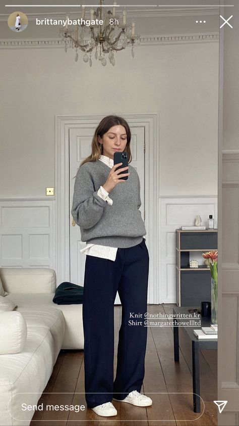 Navy Pants Outfit Work, Navy Pants Outfit, Pants Outfit Work, Work Outfit Office, Winter Pants Outfit, Minimal Wardrobe, Mode Tips, Casual Day Outfits, Style Inspiration Fall