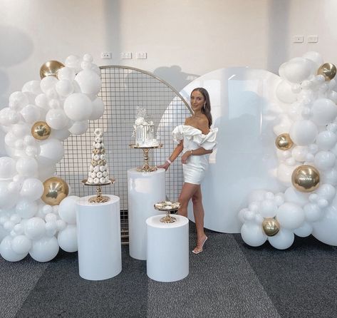 White Theme 18th Birthday, White Color Birthday Theme, 18th White Party, All White Party Ideas Birthday, 21st White Party, All White Birthday Decorations, All White 60th Birthday Party Ideas, All White Birthday Party Ideas For Women, All White Party Ideas Decoration