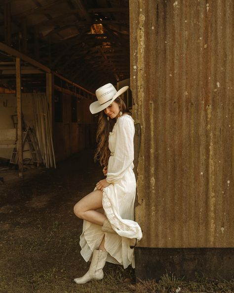 More of Taylor🤎 Western Editorial Photoshoot, Western Style Photoshoot, Barn Photoshoot Ideas, Old Country Songs, Summer Cowgirl, Cowgirl Photoshoot, Western Photoshoot, Country Bumpkin, Casual Country Outfits