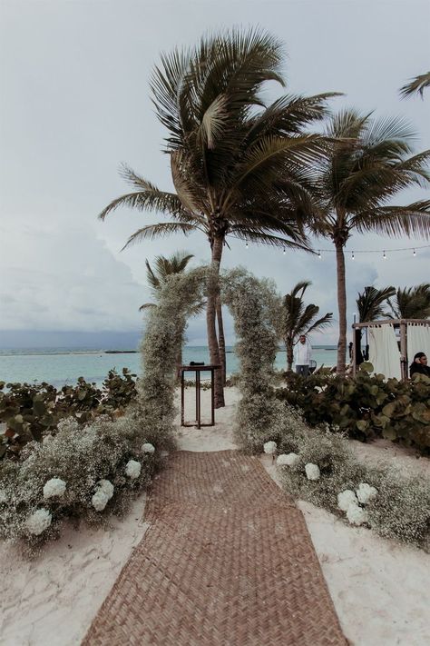 📸: Daniela Villarreal Weddings 💐: Mandarinna Studio 📍: Rosewood Mayakoba Cancun Wedding Reception, Mayakoba Wedding, Cancun Wedding Venues, Rosewood Mayakoba, Blue Wedding Receptions, Cancun Destination Wedding, Modern Boho Wedding, Boho Wedding Theme, Sacred Water