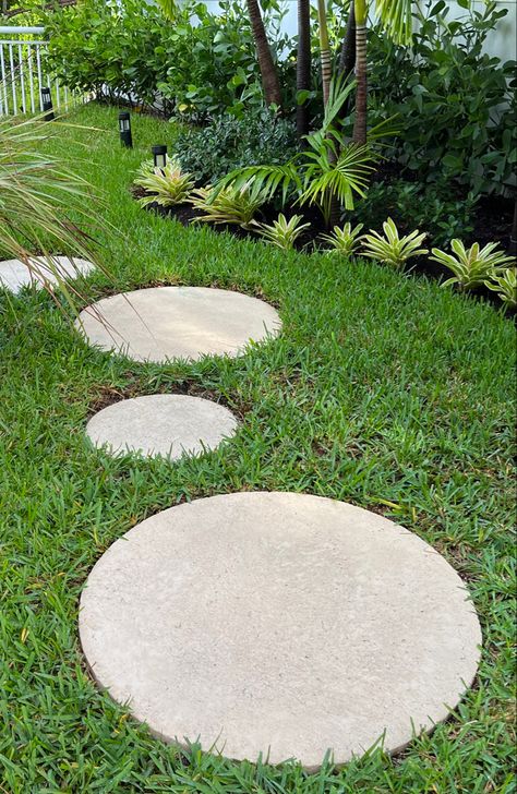 Curved Stepping Stone Path, Round Concrete Steps, Round Stepping Stones Pathway, Septic Tank Landscaping, Round Pavers, Concrete Paths, Landscape Stones, Round Stepping Stones, Stepping Stone Pathway