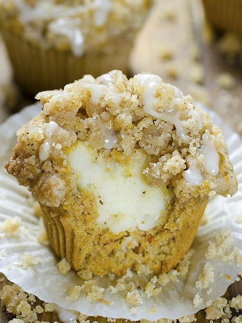 Carrot Cake Muffin Recipe, Moist Carrot Cake, Moist Carrot Cakes, Carrot Cake Muffins, Cinnamon Streusel, Cake Muffins, Cheesecake Filling, Sweet Breads, Streusel Topping