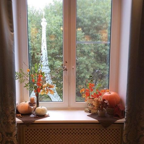 Fall windows decor Windows Decor, Autumn Window, Window Living Room, Autumn House, Fall Windows, Window Sill Decor, Living Room Windows, Chic Living, Autumn Decor