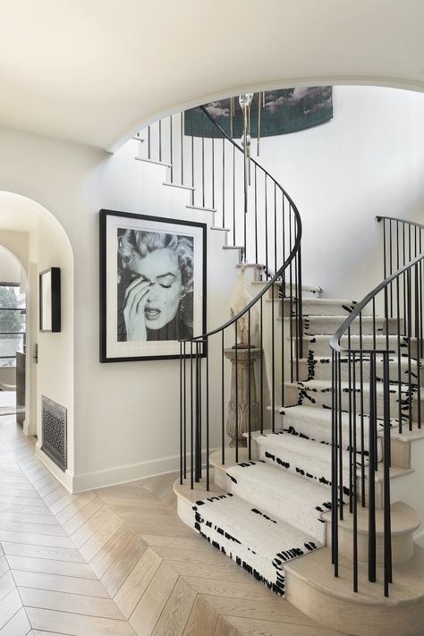 Rachel Parcell Staircase, Round Staircase Design, Entryway Ideas With Stairs, Curved Staircase Foyer, Georgian Staircase, Stair Entry, Stairway Railing Ideas, Round Staircase, Modern Foyer Design