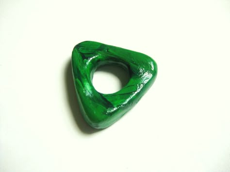 coraline looking triangle Clay Crafts Coraline, Coraline Triangle Stone, Coraline Green Stone, Polymer Candy, Coraline Necklace, Coraline Neil Gaiman, Coraline Movie, Coraline Aesthetic, Iconic Celebrities