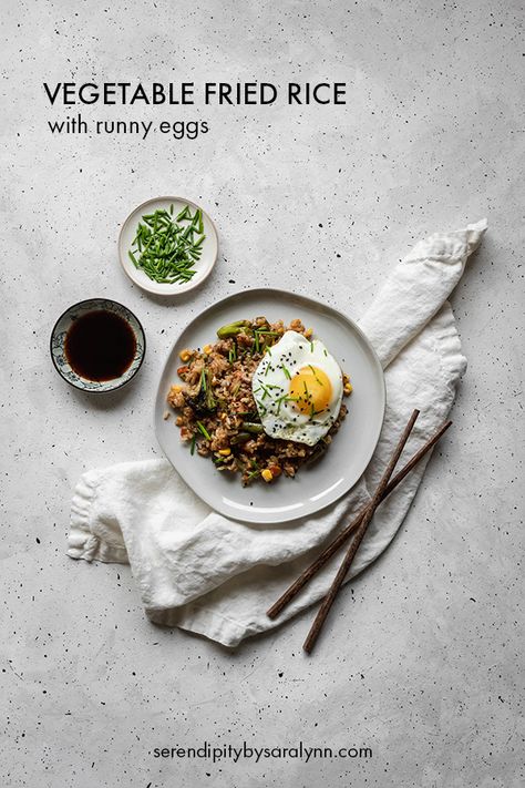 Fried brown rice with lots of vegetables and runny eggs. Restaurant Menus Design, Takeaway Packaging Design, Menus Design, Logo Dessert, Meal Prep Lunches, Asian Food Photography, Easy Meal Prep Lunches, Healthy Food Photography, Bar Restaurant Design