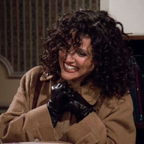 Elaine Seinfeld Aesthetic, Elaine Benes Aesthetic, Elaine Benes Hair, Julia Louis Dreyfus Seinfeld, Seinfeld Fashion, Elaine Benes Outfits, Elaine Seinfeld, Seinfeld Elaine, Banana Juice