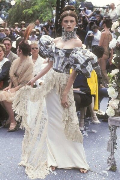 Dior Fall 1997, Trish Goff, Prom 90s, Galliano Dior, Runway Fashion Couture, Vintage Runway, Middle Age Fashion, Dior Haute Couture, 1990s Fashion