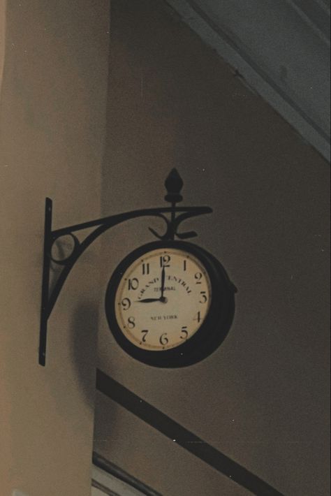 Clocks Aesthetic Old, Aesthetic Clock Pictures, Clock Dark Aesthetic, Old Art Aesthetic Wallpaper, Brown Clock Aesthetic, Old Notes Aesthetic, Clock Brown Aesthetic, Brown Aesthetic Vintage Icon, Time Aesthetic Clock Wallpaper