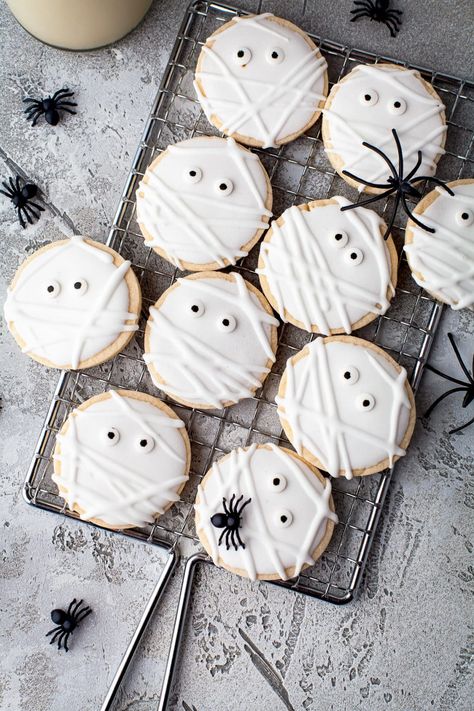 Halloween Cookies Royal Icing Recipe, Halloween Flood Icing Cookies, Iced Ghost Cookies, Halloween Biscuits Decorated Cookies, Halloween Cookie Tray, Halloween Biscuits Ideas, Easy Halloween Sugar Cookie Decorating, Square Halloween Cookies, Simple Halloween Sugar Cookies Decorated