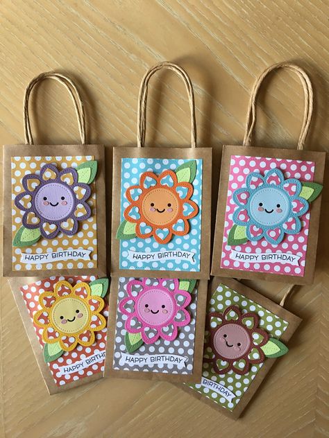 Paper Bag Decoration, Paper Bag Design, Decorated Gift Bags, Gift Bags Diy, Birthday Paper, Floral Paper, Paper Gift Bags, Paper Bags, Gift Card Holder