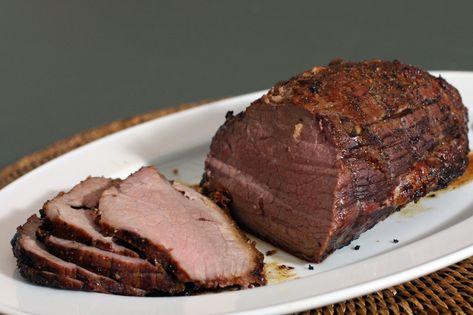 This eye of round roast recipe is cooked using the high-temperature roasting procedure. This produces a tender, juicy, perfectly cooked roast. Round Roast Recipe, Eye Of Round Roast, Eye Of Round, Pot Roast Recipe, Cook Dinner, Round Roast, Marinated Steak, Slow Roast, Roast Recipe