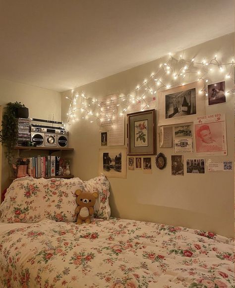 Grandma Room Aesthetic, Corner Bedroom Ideas, Bedroom Redesign, College Dorm Room Decor, Dorm Inspo, Uni Room, Dorm Room Inspiration, Cabin Interiors, Room Stuff