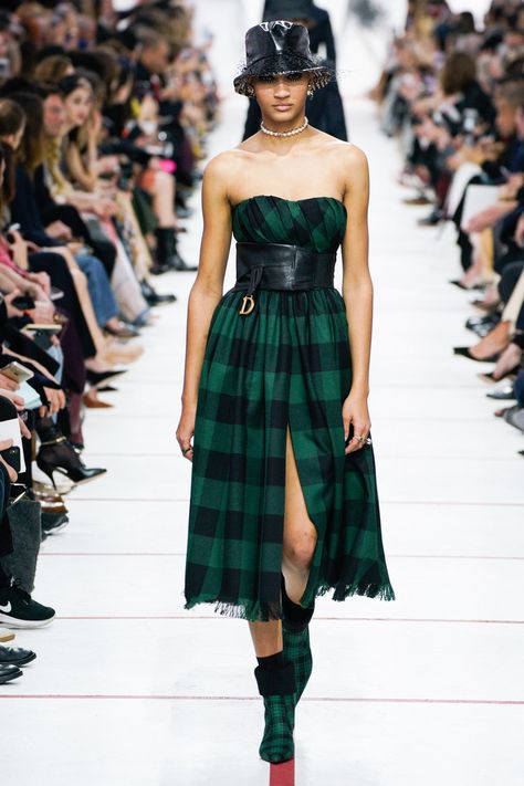 Christian Dior Fall 2019 Ready-to-Wear collection, runway looks, beauty, models, and reviews. Bp Outfits, Dior 2019, Dior Ready To Wear, Ready Outfits, 2019 Runway, Runway Outfits, Teddy Boys, Elegant Outfits, Dior Haute Couture