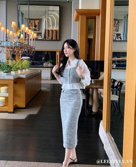 Straight Skirt And Crop Top, Cny Outfit Ideas Casual, Softgirl Outfits, Worker Style, Casual Classy Outfits, Fashionable Work Outfit, Chic Dress Classy, Elegant Outfit Classy, Stylish Short Dresses