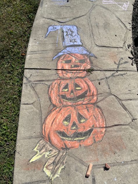 Chalk art Halloween 2022 Fall Chalk Designs, Chalk Ideas Halloween, Cool Things To Draw With Chalk, Halloween Chalk Drawings, Chalk Halloween Art, Halloween Chalk Art Easy, Halloween Chalk Ideas, Fall Sidewalk Chalk Art, Halloween Sidewalk Chalk