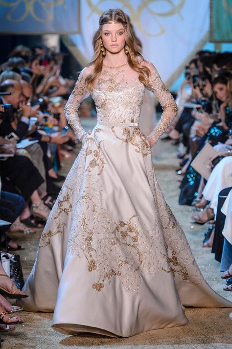 A look from Elie Saab Haute Couture Fall 2017. Photo: Imaxtree. Elie Saab Bridal, Elie Saab Haute Couture, Ellie Saab, Elie Saab Fall, Elie Saab Couture, Formal Dresses For Teens, Collection Couture, Fantasy Dresses, Fantasy Gowns