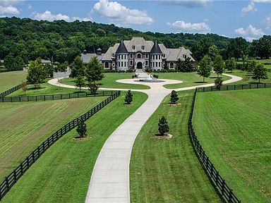 Front Yard Pasture, Luxury Driveway, Circle Driveway Landscaping, Circle Driveway, American Mansions, Luxury Ranch, Mansion Exterior, Driveway Design, Driveway Landscaping