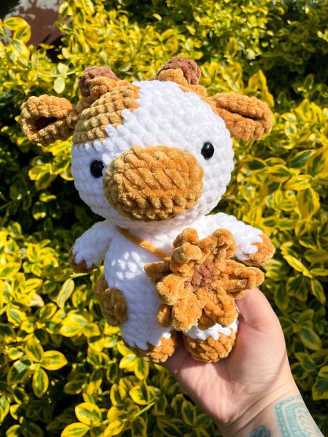 these images are for crochet patterns and these images are for crochet gifts Cow Sunflower, Aesthetic Patterns, Cow Plush, Easy Crochet Animals, Confection Au Crochet, Crochet Aesthetic, Crochet Cow, Kawaii Crochet, Crochet Sunflower