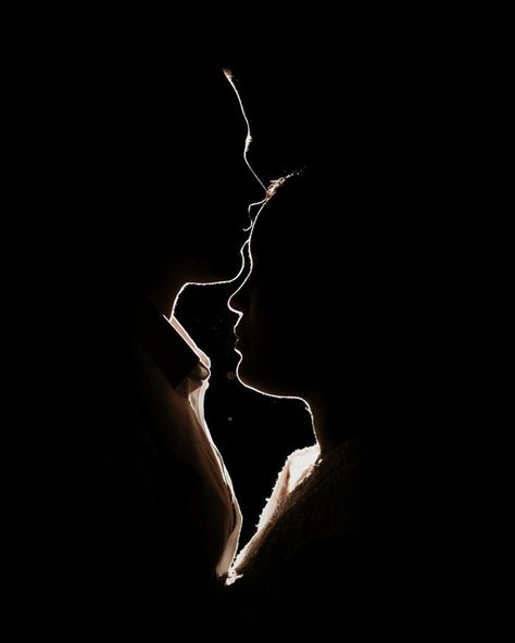 Couple In The Shadow, Mystery Couple Photos, Silhouette Pre Wedding Photography, Photo Ombre, Couple Shadow Photography, Love Shadow, Shadow Of Couple, Couples Silhouette, Couple Silhouette Photography