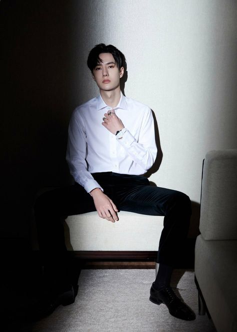 Yibo manspreading Chair Pose, Luoyang, Man Sitting, Yuehua Entertainment, Street Dance, Pose Reference Photo, Chinese Actress, Wang Yibo, Asian Actors