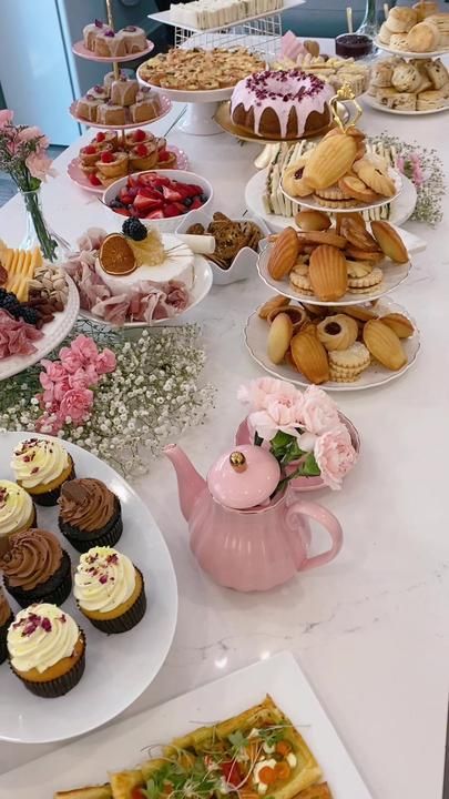 Bridgerton Party Snacks, Tea Party Table Set Up Ideas, Tea Party List, Afternoon Tea Food Ideas, Tea Party Grazing Table, Minimalist Tea Party, High Tea Party Decorations Ideas, Garden Tea Party Tablescapes, Charcuterie Tea Party