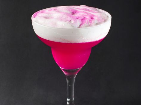 A bebida leva pitaya, gin pink, aperol e espuma de limão siciliano No clima do filme Barbie, o restaurante Berilo Cozinha & Drinks apresenta um drinque rosa-pink com pitaya, gin, aperol e glitter comestível. Apesar da aparência, a bebida não é excessivamente doce, graças ao suco e a espuma de limão na receita. Leia mais Ingredientes 70 ml de gin pink; 20 ml de aperol; ¼ de pitaya rosa; 4 cerejas; 15 ml da calda; 30 ml de suco de limão capeta; 30 ml de espuma de limão siciliano; 1... Rosa Pink, Gin, Glitter, Drinks, Pink