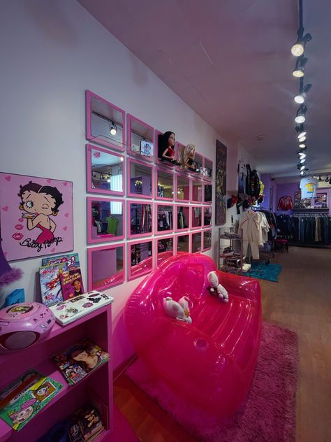 Y2k Office Aesthetic, Y2k Stores, Bratz Room Aesthetic, 2000s Apartment, 2000s Interior Design, 2000s Decor, Baby Store Display, 2000s Room, Tech Room