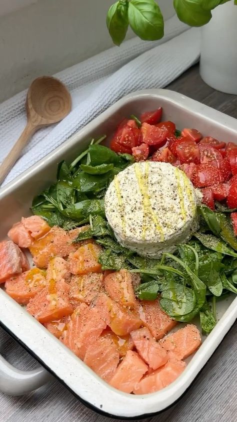 @eatinghealthytoday | Salmon Pasta 🍣🍝 (via: @eleni.fit_) Ingredients: 2 pieces salmon 4 cups fresh spinach 3 tomatoes 3/4 cups herb cream cheese light salt,... | Instagram Herb Cream Cheese, Healthy Food Menu, Healthy Salmon, Salmon Pasta, Fresh Spinach, Salmon Dishes, Pasta Lover, Eating Healthy, Salmon Recipes