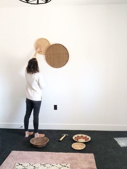 If you know me you know I’m obsessed with a good basket wall! This is a trend that I can’t let go of.When it comes to basket walls I do not strive for perfection. What I think is cool about them is the imperfection! Baskets add so much to a space like color, texture, and warmth. The coolest thing about this project is its easy, affordable, and anyone can do it! Gather supplies: Baskets Hammer Nails play around with patterns on the floor. I always start in the center with… Kitchen Wall Baskets Decor, Arranging Baskets On Wall, Boho Baskets On Wall, Basket Wall Decor Modern, Diy Basket Wall, Basket Walls, Boho Baskets, Wall Basket Storage, Woven Basket Wall