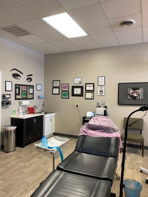 Microblading Studio Decor Ideas, Permanent Make Up Studio Ideas, Microblading Room Set Up, Microblading Studio Ideas At Home, Permanent Makeup Room Ideas, Permanent Makeup Studio Ideas, Small Pmu Studio Ideas, Permanent Makeup Studio Decor, Makeup Studio Decor Ideas