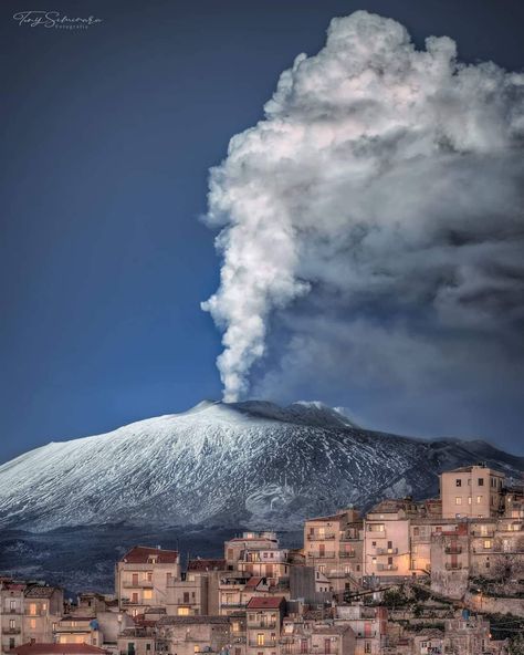 In quale parte del mondo trovate uno spettacolo del genere? 🌋 ▪️ 📸@tony_seminara_fotografia 📍Mount Etna - Sicily ▪️ ▪️ 🌋Seguici su… Mount Etna Sicily Italy, Mount Etna Sicily, Centuripe Italy, Centuripe Sicily, Enna Sicily, Visit Sicily, Sicily Travel, Italy Beaches, Christmas In Italy