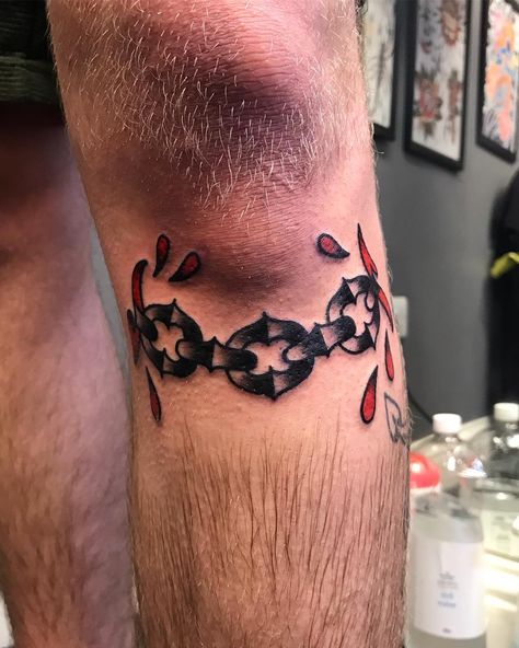 Follow @TATTOOWONDERLAND on Pinterest for more!!  Chain link tattoo under the knee Traditional Chain Tattoo, Chain Link Tattoo, Link Tattoo, Traditional Tattoo Inspiration, Chain Tattoo, Tattoo Pictures, Tattoo For Son, Traditional Tattoo Art, Knee Tattoo