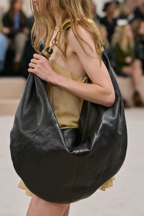 Chloé Fall 2024 Ready-to-Wear Fashion Show | Vogue Black Leather Bags, Chloe Bag, High Fashion Street Style, Fall 2024, Paris Fashion, Paris Fashion Week, High Fashion, Spring Fashion, Fashion Bags