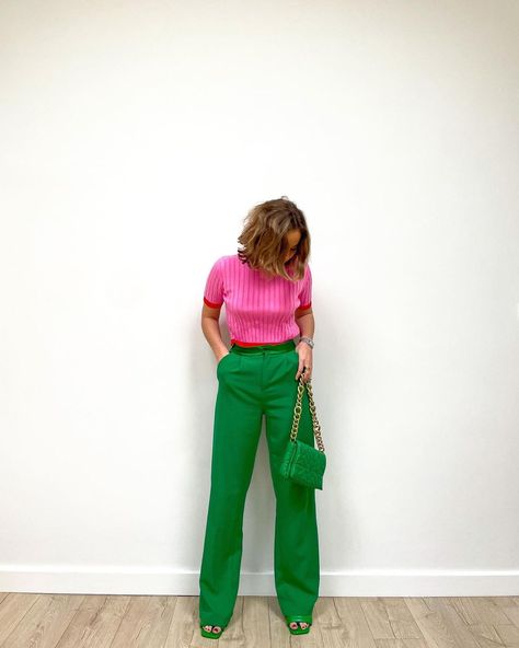 Pink And Green Outfit, Color Matching Clothes, Green Outfit Ideas, Dresses Images, Color Combos Outfit, Black Jeans Outfit, Green Trousers, Simple Top, Stylish Work Outfits