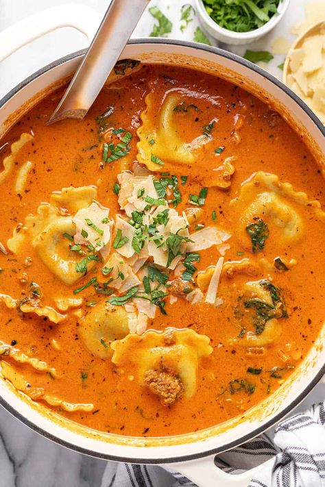 Easy One Pot Ravioli Soup - Midwest Foodie Sausage Ravioli Recipe, Ravioli Dinner Ideas, Cheesy Ravioli, 30 Minute Meals Chicken, Sausage Ravioli, Pot Pie Soup Recipe, Creamy Sausage Pasta, Chili Seasoning Recipe, Ravioli Soup