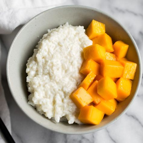 Coconut Rice Pudding with Mango - Cooks and Kid Mango Rice Pudding, Indian Rice Pudding, Coconut Sticky Rice, Mango Rice, Sour Cream Biscuits, Green Chile Stew, Coconut Rice Pudding, Rice Pudding Recipes, Indian Rice