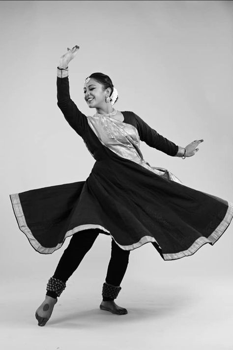 Kathak Poses For Photoshoot, Kathak Dance Photography, Kathak Photoshoot, Kathak Photography, Classical Dance Poses, Kathak Costume, Corporate Headshot Poses, Indian Classical Dancer, Trendy Kurti