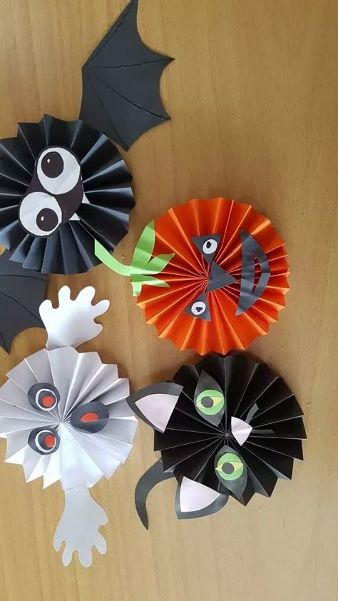 20+ Easy Halloween Crafts for Kids and Families to Make - FeltMagnet Halloween Crafts For Kids To Make, Bricolage Halloween, Halloween Paper Crafts, Halloween Arts And Crafts, Adornos Halloween, Easy Halloween Crafts, Halloween Crafts Decorations, Homemade Halloween, Fall Halloween Crafts