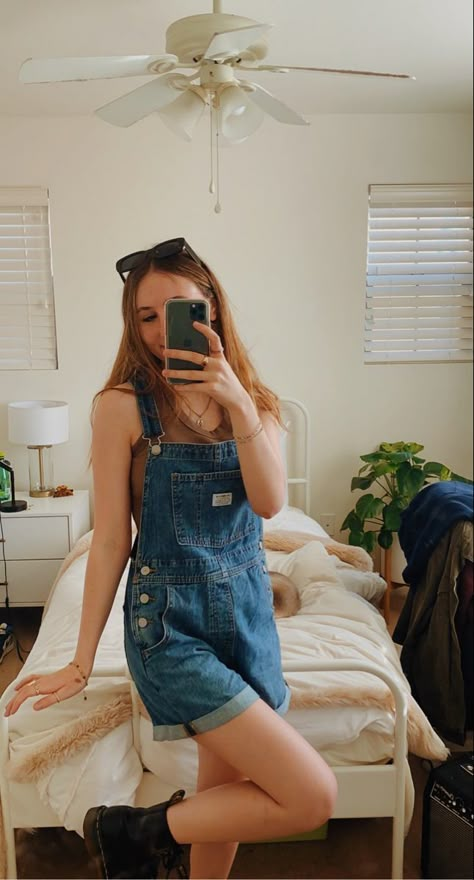 Dungree Outfit, Short Dungarees Outfit, Parties Outfit, Dungarees Outfits, Dungaree Outfit, 90s Overalls, 90’s Outfits, Simple Casual Outfits, Overalls Fashion