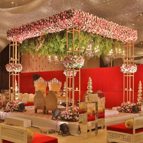 Indoor Mandap, Mandap Decoration Ideas, Mandap Ideas, Hindu Wedding Decorations, Mandap Decoration, Indian Wedding Stage, Mandap Design, Wedding Stage Backdrop, Wedding Hall Decorations