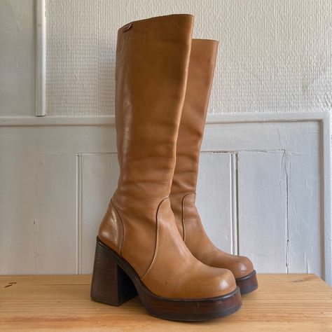 mustang platform boots 70s Heeled Boots, Vintage 70s Boots, Groovy Fall Outfits, Platform Brown Boots, Vintage Platform Boots, 70s Boots Outfit, 70s Platform Boots, 70s Sneakers, Fry Boots