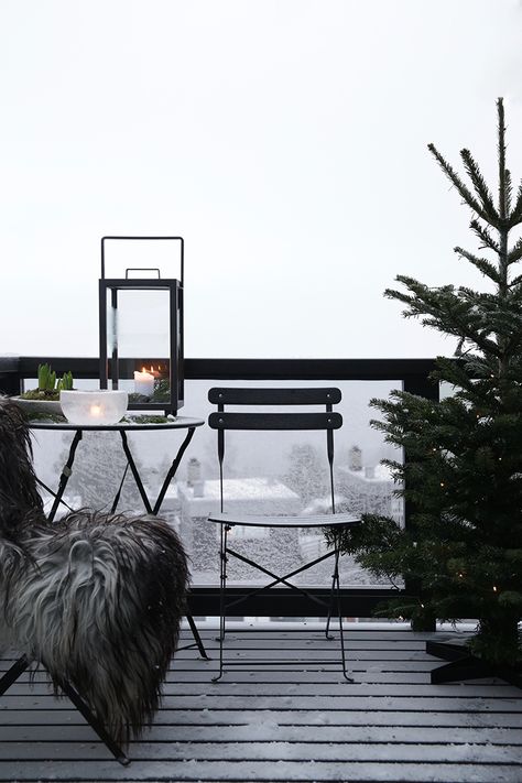 The balcony is ready for winter | Stylizimo blog | Bloglovin’ Scandinavian Balcony, Winter Balcony, Scandinavian Garden, Interior Design Blogs, Beautiful Patios, Have Inspiration, The Balcony, Balcony Design, Balcony Decor