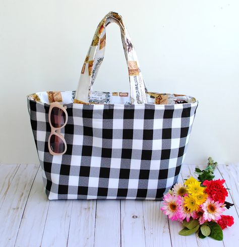 Trash To Couture: DIY Reversible Tote Bag Beach Tote Bags Diy, Book Bag Diy, Market Tote Bag Pattern, Tote Bag Diy Pattern, Diy Beach Bag, Farmers Market Tote Bag, Black And White Tote Bags, Trash To Couture, Tote Bag Pattern Free