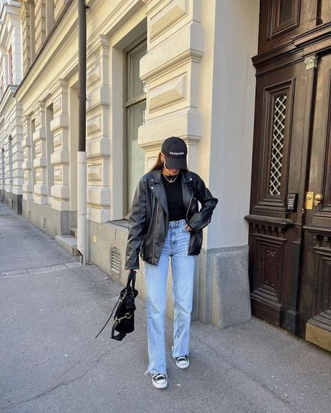 Photo inspo explore page • Instagram Leather Jacket Outfit Spring, Outfits With High Tops, Black Leather Jacket Outfit, Capsule Wardrobe Women, Trends 2023, Leather Jacket Outfits, Outfits With Converse, Causual Outfits, Black Cap